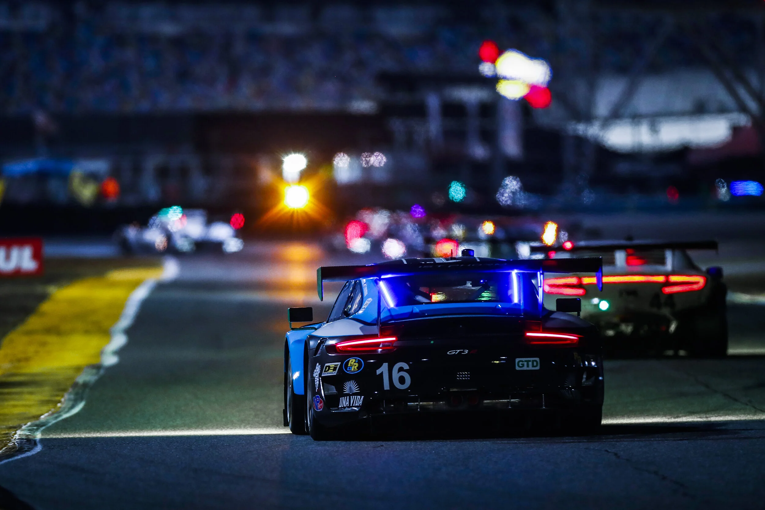 Porsche en course de nuit